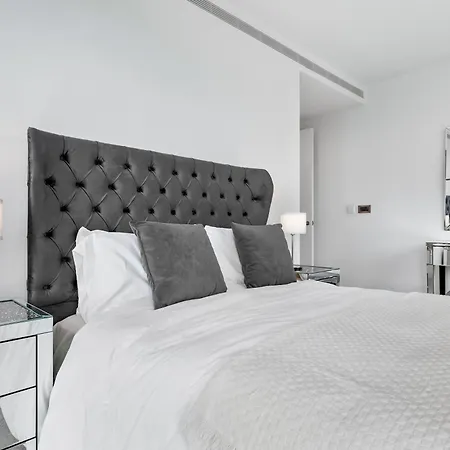 18th Floor Luxury 2 Bedroom, 2 Bathroom Sky View With Rooftop Access & Gym! Unbeatable Experience & Extreme Value! * London