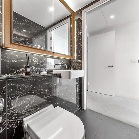 Apartment 18th Floor Luxury 2 Bedroom, 2 Bathroom Sky View With Rooftop Access & Gym! Unbeatable Experience & Extreme Value! London