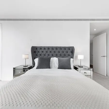 18th Floor Luxury 2 Bedroom, 2 Bathroom Sky View With Rooftop Access & Gym! Unbeatable Experience & Extreme Value! London