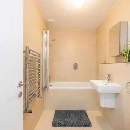 Apartment Luxury 4 Bedroom Flat With Stunning Shard View From Terrace In London! Next To Station, Sleeps 9 London