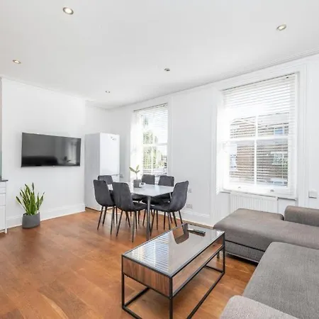 Apartment Luxury 4 Bedroom Flat With Stunning Shard View From Terrace In London! Next To Station, Sleeps 9 *