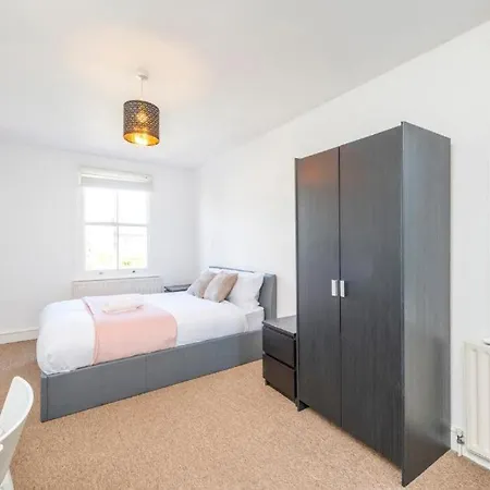 Apartment Luxury 4 Bedroom Flat With Stunning Shard View From Terrace In London! Next To Station, Sleeps 9 *