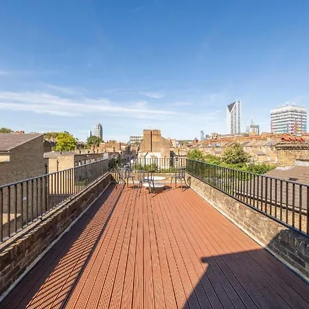 Luxury 4 Bedroom Flat With Stunning Shard View From Terrace In London! Next To Station, Sleeps 9 Apartment