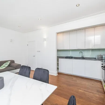 Luxury 4 Bedroom Flat With Stunning Shard View From Terrace In London! Next To Station, Sleeps 9 Apartment London