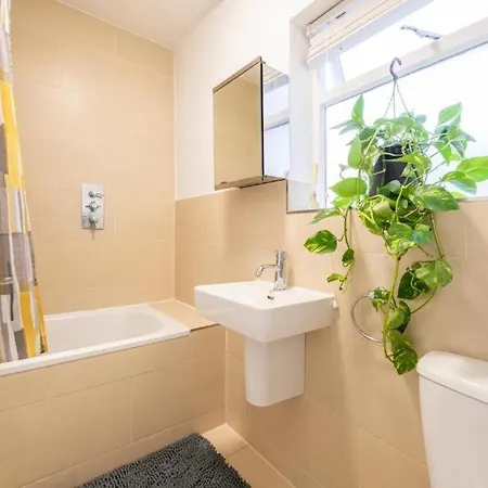 Luxury 4 Bedroom Flat With Stunning Shard View From Terrace In London! Next To Station, Sleeps 9
