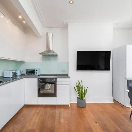 Apartment Luxury 4 Bedroom Flat With Stunning Shard View From Terrace In London! Next To Station, Sleeps 9