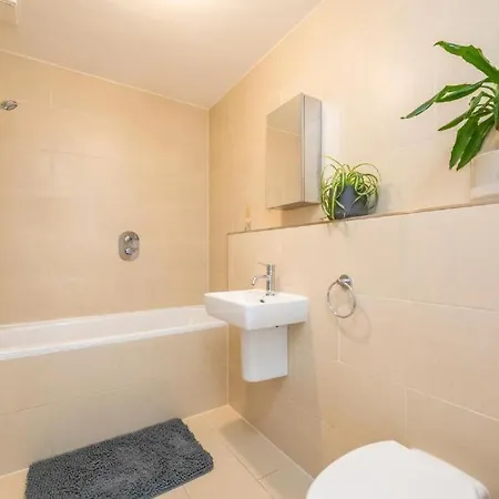 Apartment Luxury 4 Bedroom Flat With Stunning Shard View From Terrace In London! Next To Station, Sleeps 9 London