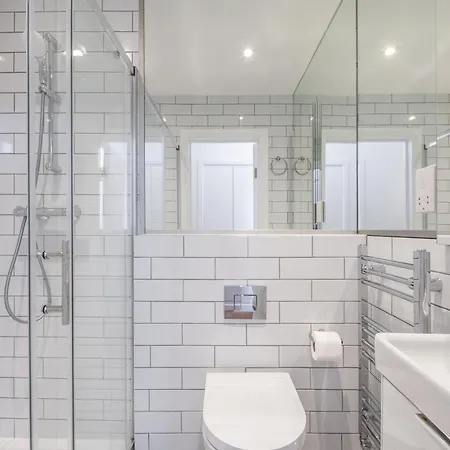 Luxury 4 Bedroom Flat With Stunning Shard View From Terrace In London! Next To Station, Sleeps 9 Apartment London