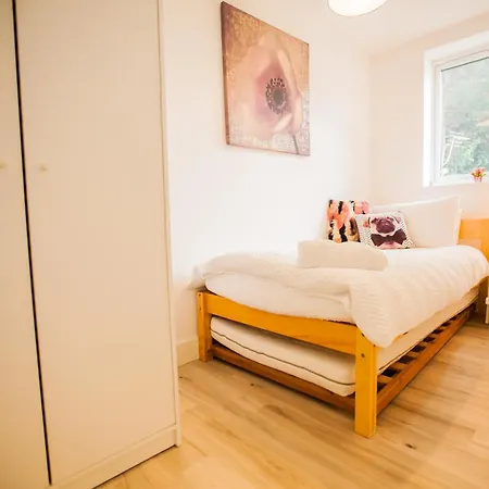 Apartment Coombe Hill 2 Bedroom House & Parking London