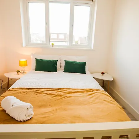 Coombe Hill 2 Bedroom House & Parking Apartment *