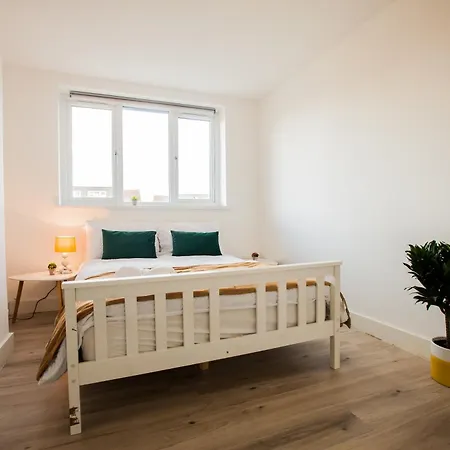 Coombe Hill 2 Bedroom House & Parking Apartment London
