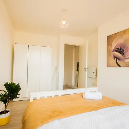 Coombe Hill 2 Bedroom House & Parking London