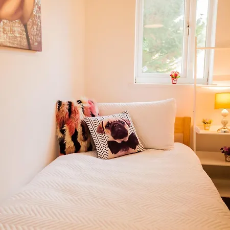 Coombe Hill 2 Bedroom House & Parking Apartment
