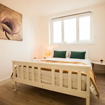 Apartment Coombe Hill 2 Bedroom House & Parking London