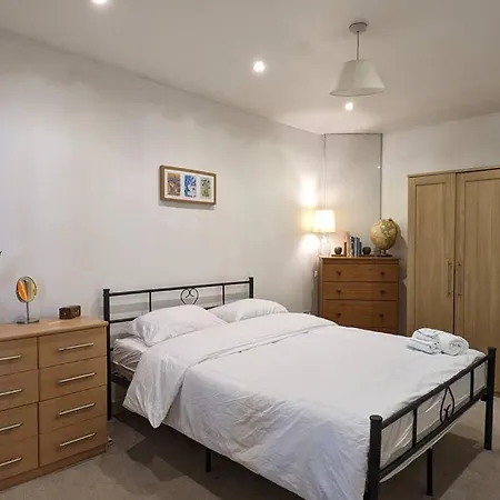 Luxurious & Sunny Garden Flat Near Station