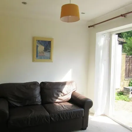 Luxurious & Sunny Garden Flat Near Station *
