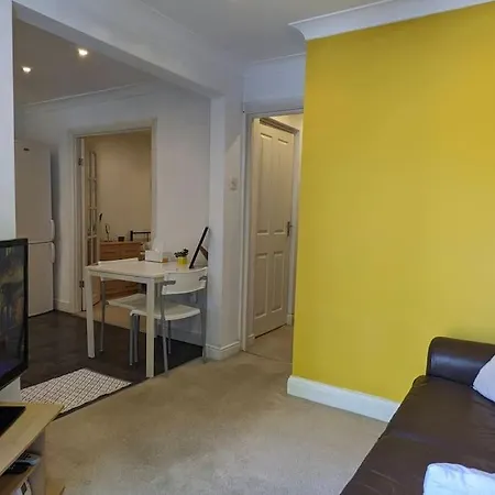 Luxurious & Sunny Garden Flat Near Station Daire
