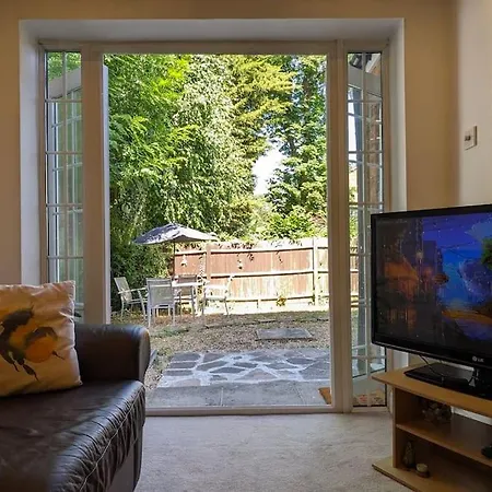 Luxurious & Sunny Garden Flat Near Station Daire *