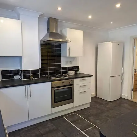 Luxurious & Sunny Garden Flat Near Station Daire *