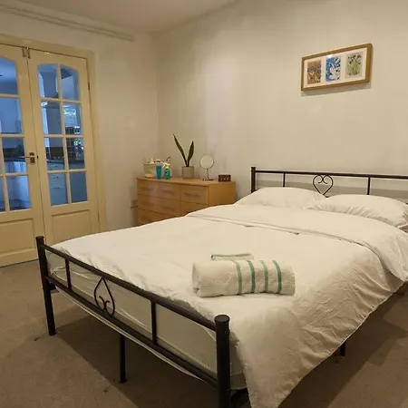 Luxurious & Sunny Garden Flat Near Station Daire