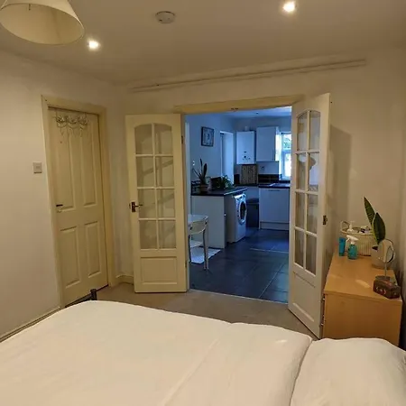Daire Luxurious & Sunny Garden Flat Near Station *