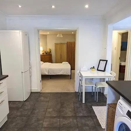 Daire Luxurious & Sunny Garden Flat Near Station Pinner