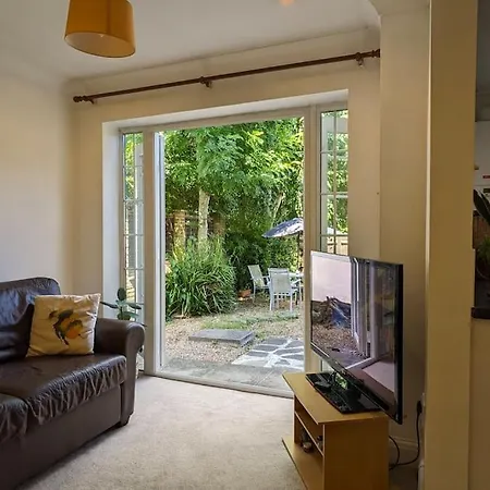 Luxurious & Sunny Garden Flat Near Station *
