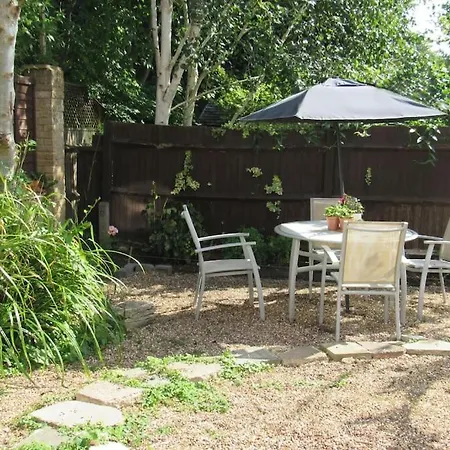 Daire Luxurious & Sunny Garden Flat Near Station Pinner