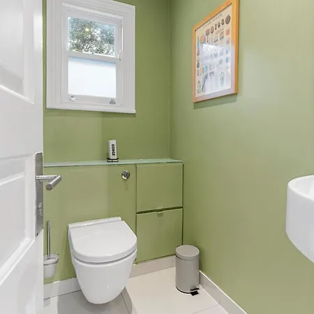 Elegant 3 Bedroom House With Garden And Rooftop *