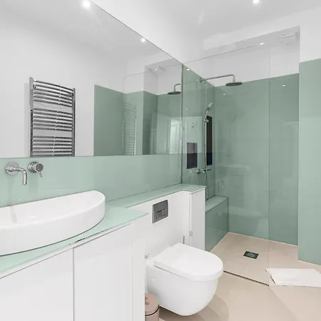 Apartment Elegant 3 Bedroom House With Garden And Rooftop