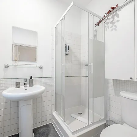 Charming Oxford Street Away Apartment