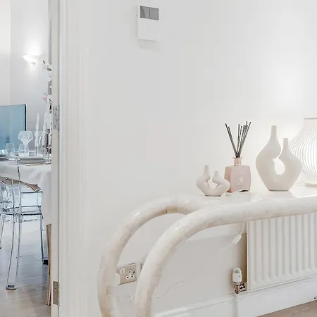 Charming Oxford Street Away Apartment *