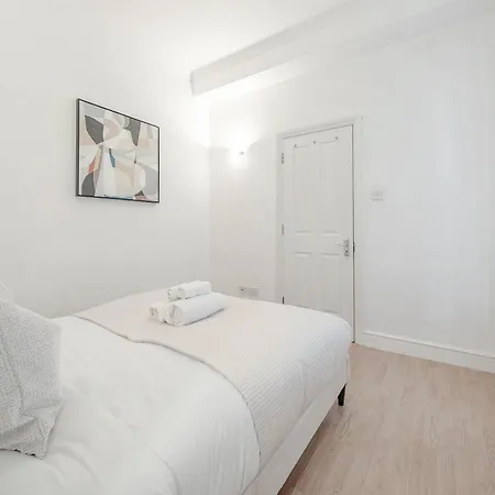 Charming Oxford Street Away Apartment London