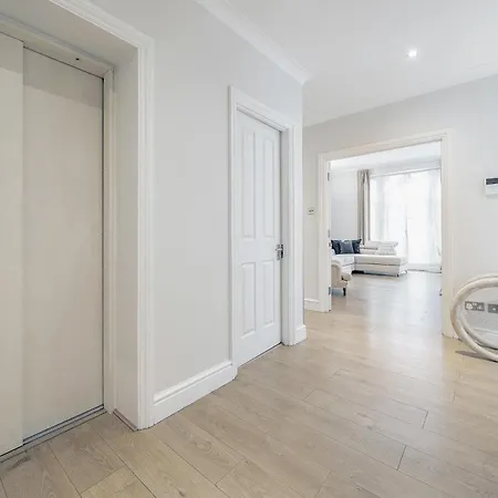 Charming Oxford Street Away Apartment