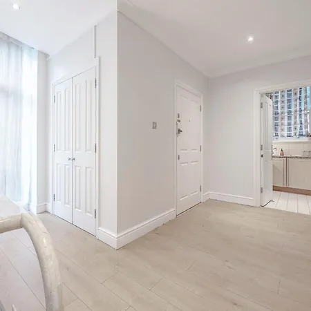 Charming Oxford Street Away Apartment *