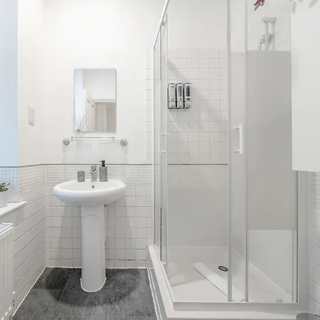 Charming Oxford Street Away Apartment London