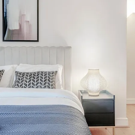 Charming Oxford Street Away Apartment