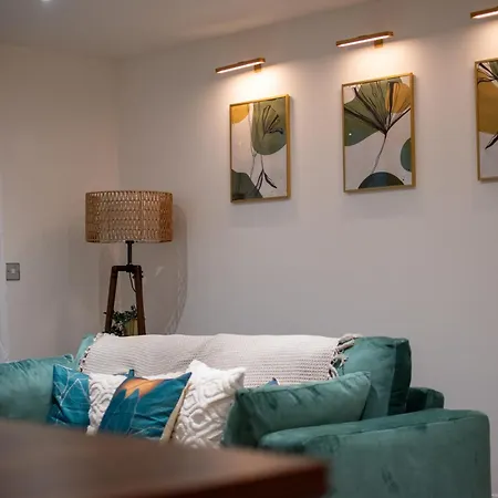 Cosy 2 Bed Hackney Sleeps 8 *