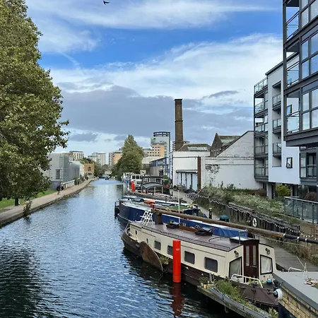Designed Ensuite Bedroom Unit Close To Angel Stn Inn