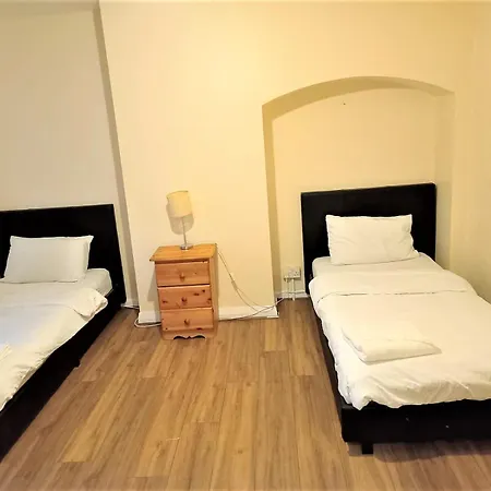 London Deluxe Four Bedroom House *