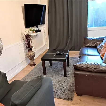 London Deluxe Four Bedroom House * Dagenham