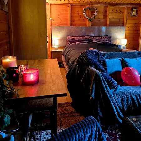 Cosy With Free Parking Near London Holiday home *