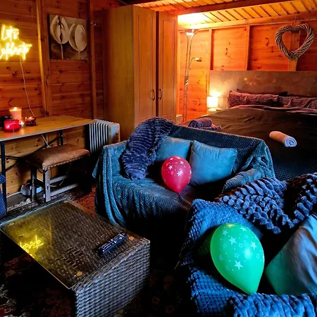 Cosy With Free Parking Near London Holiday home