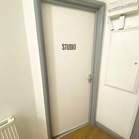 London Apartment *