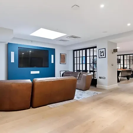 Luxury 2 Bedroom In With Free Parking *