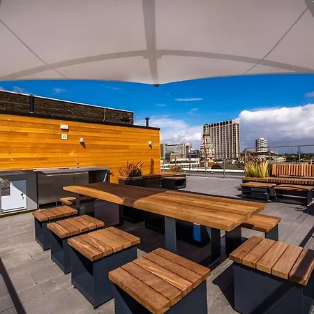 Luxury 2 Bedroom In With Free Parking Apartment *