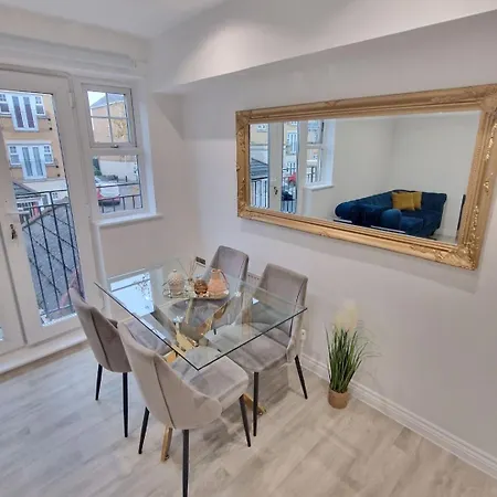 New Luxury Near Wembley - Free Parking & Wifi