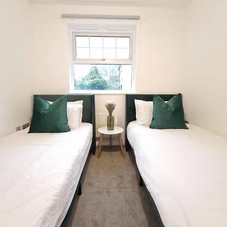 New Luxury Near Wembley - Free Parking & Wifi Apartment *