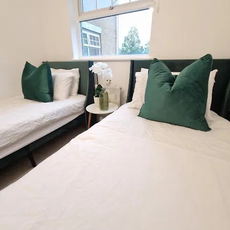 New Luxury Near Wembley - Free Parking & Wifi
