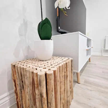 New Luxury Near Wembley - Free Parking & Wifi *